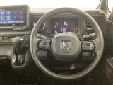 【ハンドル】運転にかかわる様々な操作を安全に行えるように視点移動が少なく操作性に配慮されたスイッチ類が凝縮されたコックピットです。