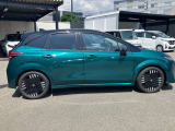 サイドから見ても素敵なデザインの軽自動車です!天井も高く室内空間も広く快適です☆