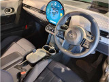MINIの内装はとにかく『円』に拘ったデザインコンセプトが一目で伝わってきます。これほど円形に拘った車は他に御座いません。伝統のデザイン、トグルスイッチなど遊び心のある内装で御座います。