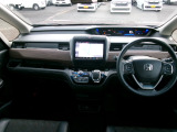 大きなフロントガラスで広々とした視界の運転席まわりです。