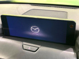 【12.3インチマツダコネクト】車内の雰囲気にマッチした大型ディスプレイ。スマホ接続でのナビ使用やBluetooth再生等、様々な機能が楽しめます。直感的なダイヤル操作が可能で、使い勝手も良好です。