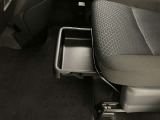 助手席下のアンダートレーには靴一足が入ります。
