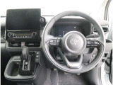 運転席は、シフトレバーが上にあり足元スッキリです!ディスプレイオーディオは見やすい位置にありますね♪