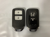 スマートキーを装備しています。鍵を差し込むことなくドアロックの開け閉めと、スタートボタン操作でのエンジンスタートができます。スペアキーも同じものを用意しております。