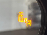 【ブラインドスポットモニター】走行中、ドアミラーの死角になりやすい箇所に後続車が接近するとサイドミラーのレンズに警告を表示!ドライバーに注意喚起をしてくれます。