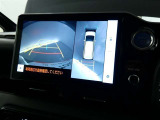 【全周囲モニター】車を上空から見下ろしたような映像をカーナビ画面に映し出し、車庫入れや縦列駐車をサポートしてくれます。