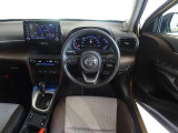 革巻きステアリングで快適な操作性の運転席です。