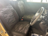 運転席まわりには十分なスペースがあり、大柄な方でもゆったり運転していただける環境です。