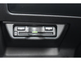 ETCは純正ならではの足元を妨げない工夫をこらしており、ETC2.0搭載車です。周辺のITSスポット道路状況や渋滞情報も表示可能でございます。