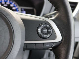 アダプティブクルーズコントロール機能付きです。走行中に先行車の様子を検知しながら、設定した車速の範囲内で先行車との距離のキープを支援します。詳細は販売店スタッフまでおたずねください。