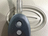 【キーレス】少し離れた場所からでもボタン一つでドアの開錠・施錠ができるのでとっても便利!ドアの鍵穴周りに傷をつけることもありません♪