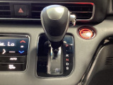 CVT車のセレクトレバーです。低速から高速まで、変速ショックのないスムーズな走りを実現するとともに、エンジン効率のよい領域を維持することで燃費にも貢献します。