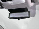 スマートルームミラーで後方の映像がルームミラーで確認できます。