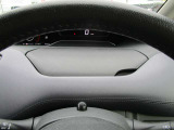 運転席前の小物入れです。中にはUSB電源ソケットが付いています