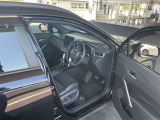 高いホールド性で運転姿勢が安定します。長距離ドライブでも疲れにくいのが魅力です。快適なドライビングライフをお送りください♪
