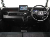 ◆インテリアパネル◆視界広々で非常に運転しやすくロングドライブでも疲れを感じさせないすっきりとまとまったインパネ周りです。