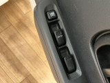 最近の車には必須アイテムのパワーウインドウも装備してます。全席のウインドウ開閉がお一人乗り時も楽々可能です。