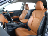 ゆったり座れて、長時間の運転も疲れにくいフロントシート!ホールド性も良く運転に集中できるシートです!!また、電動パワーシートですので着座位置も正確に合わせることが出来ます!!