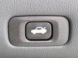 ボタン一つでトランクオープンが可能!車内から操作できる為、非常に便利な装備の一つとなります!