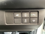 横滑りを防止するVSA等のスイッチは運転席の右側、手の届きやすい位置にあります。