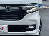 【LEDヘッドライト】悪天候や夜間走行時も良好な視界を確保し安心して運転できる高輝度LEDヘッドライトを装備!点灯速度が早く、消費電力も抑えられています。