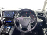 運転席まわりです。 各操作スイッチは使いやすい位置に配置されてます。