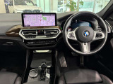 コックピットは、BMWらしくセンター・コンソールがドライバーに向けて傾けられた設計になっています。