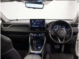 デザインもよく、居心地のよい運転席ですね。分かりやすいスイッチ類ですから操作もしやすく運転をサポートします。ぜひご来店いただき、実際にお座りいただいてステアリングを握ってみてください!