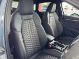 ●フロントシート『固めの座り心地でホールド性の高いフロントシート。最適なシートポジションと長距離でも疲れにくい設計になっています。』
