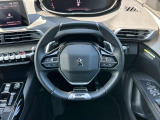 楕円形の小径ステアリングホイールは操作性も良く、駐車時の切り返しでも動きが少なくなります