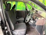 運転席まわりには十分なスペースがあり、大柄な方でもゆったり運転していただける環境です。