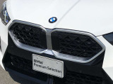 左右のキドニー・グリルの中心にはBMWのエンブレムが鎮座し、個性を放つデザイン性を兼ね備えました。