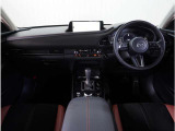 【インパネ周り】視界がよく運転しやすい設計となっております。インパネ周りもすっきりと洗練されたデザインで高級感が溢れています。日々のドライブを飽きさせません。
