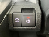 【電動パーキングブレーキ】ボタンを手前に引くだけでパーキングブレーキがロック!発進時にはボタンを押すとパーキングブレーキが簡単に解除される優れものです!