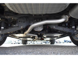車両後方からの下回りです。マフラー防錆塗装や下回り防錆施工等も可能でございます。