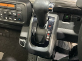 自然に手が届く距離に配置されたシフトレバー。