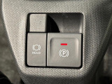 指先だけで簡単に操作が可能な電動パーキングブレーキを採用。「HOLD」スイッチを押すと、渋滞や信号待ちなどでブレーキペダルから足を離しても、ブレーキを保持するので安心です
