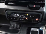 【オートエアコン】温度を設定すれば自動で快適な車内温度を保ちます。エアコン内部の高性能脱臭フィルターで車内のアレルゲンや花粉を除去。