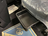 助手席シート下には、小物収納ができるボックスがあります。
