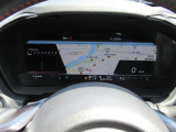 運転に必要な情報をグラフィカルに表示し、少ない視線移動で瞬時に認識できる先進的な液晶メーター。こちらはナビゲーション情報と連携する「地図画面」になります。