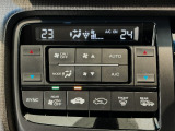 オートエアコンは左右席で独立温度コントロールが可能です。運転席はキンキンに冷やして助手席はマイルドにと言った設定が可能です☆暑さ寒さでケンカすることもなくなりますね♪