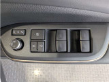 パワーウィンドウのスイッチですよ。 運転席に居ながら窓を開け閉めのコントロールできますよ。 ロック機能で、子供がイタズラして窓を開けるという事も無くなりますよ。
