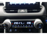 ★運転席と助手席でそれぞれお好みに合わせて温度設定が行えるフルオートエアコンです。外気温や室温、日射量を感知し、吹き出し温度、風量を緻密に制御します