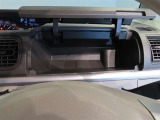 運転席前に便利な収納スペースを装備。小物の整理に役立ち車内をスッキリ保てます。