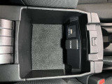 アクセサリーソケットや、携帯の充電などに便利な充電用USBポート(USB Type-C)を装備!車内にあると便利なアイテムのひとつですね