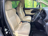 運転席まわりには十分なスペースがあり、大柄な方でもゆったり運転していただける環境です。