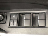 パワーウィンドのスイッチです。運転席に座りながら、助手席や後席の窓を開け閉めできるので大変便利ですよ。