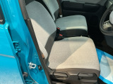 フィット感のあるシート。身体をしっかりと支えてくれるので、長時間の運転も快適にサポートしてくれます。