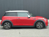 【ショールーム】ショールーム内にも車両を展示し、MINI好きなお客様にとって居心地のよい空間づくりを行っております。見学だけでも結構ですので、インターパークでのお買い物がてらぜひご覧にいらしてください。