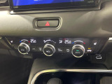 【左右独立型フルオートエアコン】運転席と助手席でそれぞれお好みの温度に設定可能。同乗者にも配慮した、快適な空調をお届け致します。